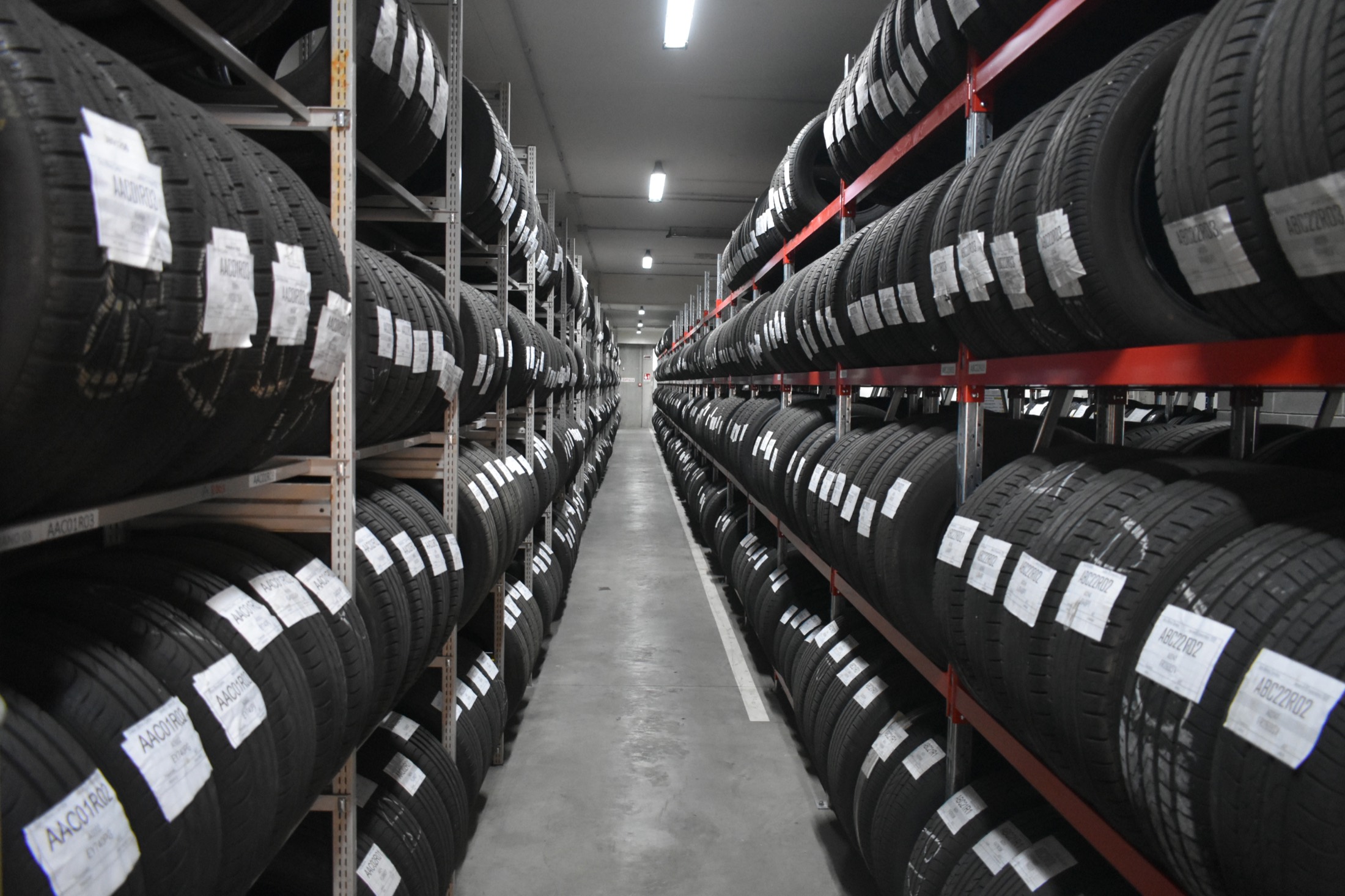 Il deposito con gli scaffali delle gomme in custodia