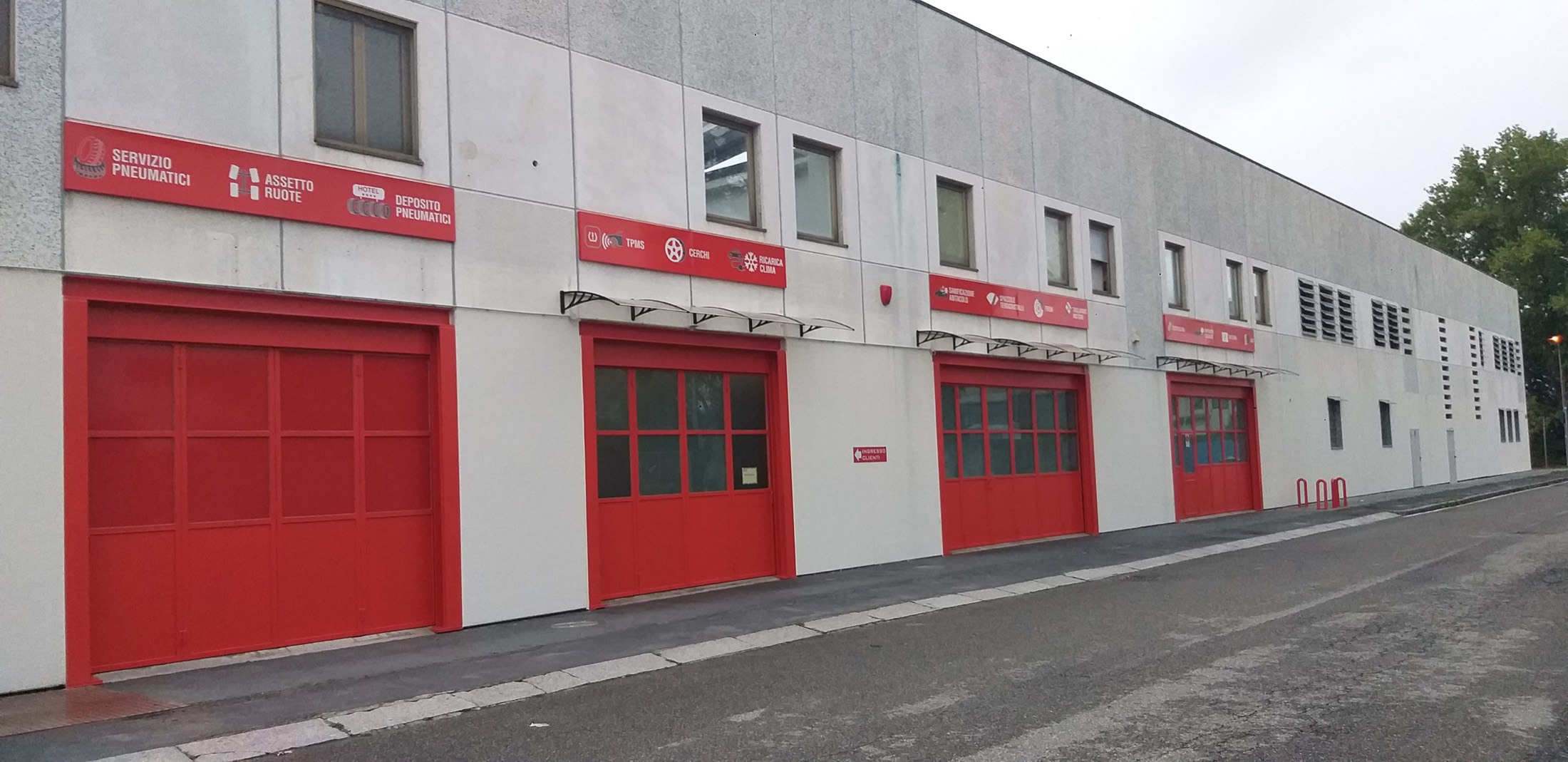 La facciata del centro Pneus Planet Store con le serrande rosse