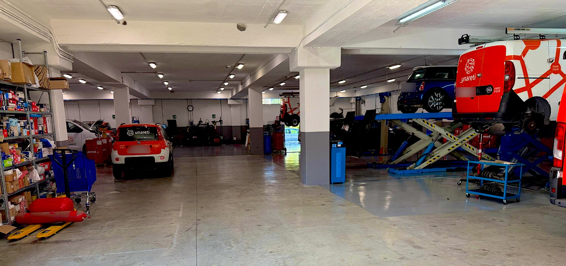 L'officina con i ponti sollevatori e le auto in lavorazione