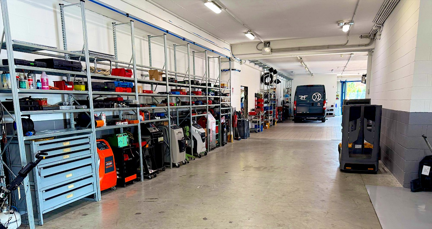 Le attrezzature dell'officina, tra cui le stazioni per la ricarica del clima