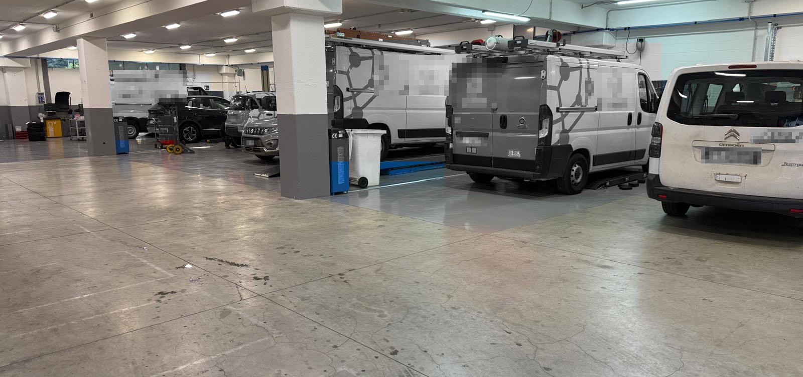 I furgoni sulle postazioni di lavoro dell'officina