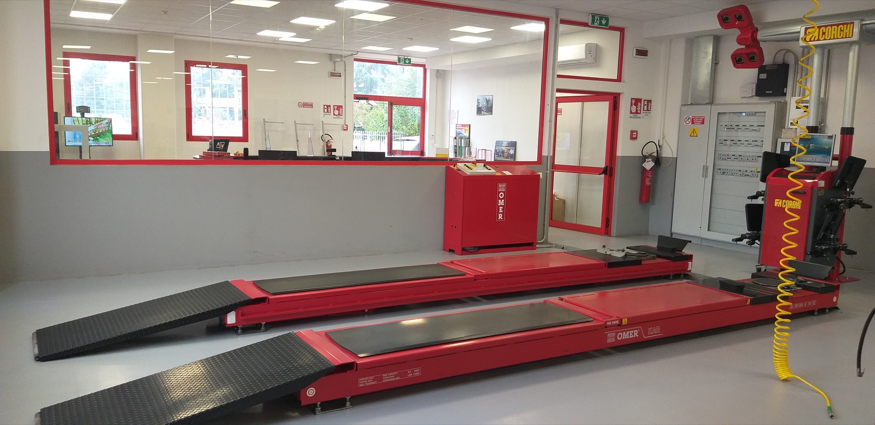 L'area di accettazione e i ponti sollevatori dell'officina